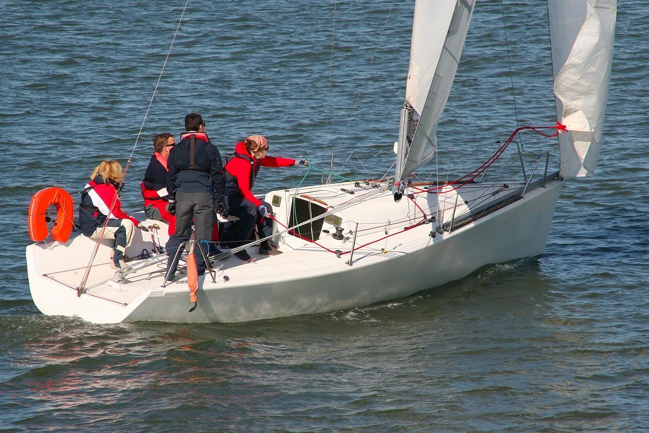 Persone che fanno corso di vela in mare