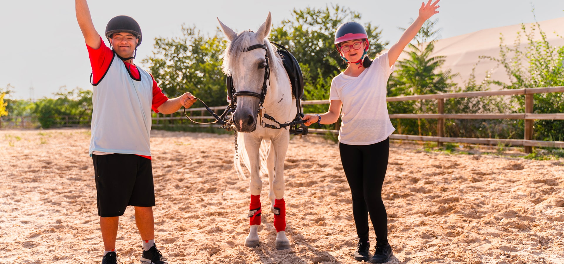 Equitazione assistita di ragazzi che vanno a cavallo