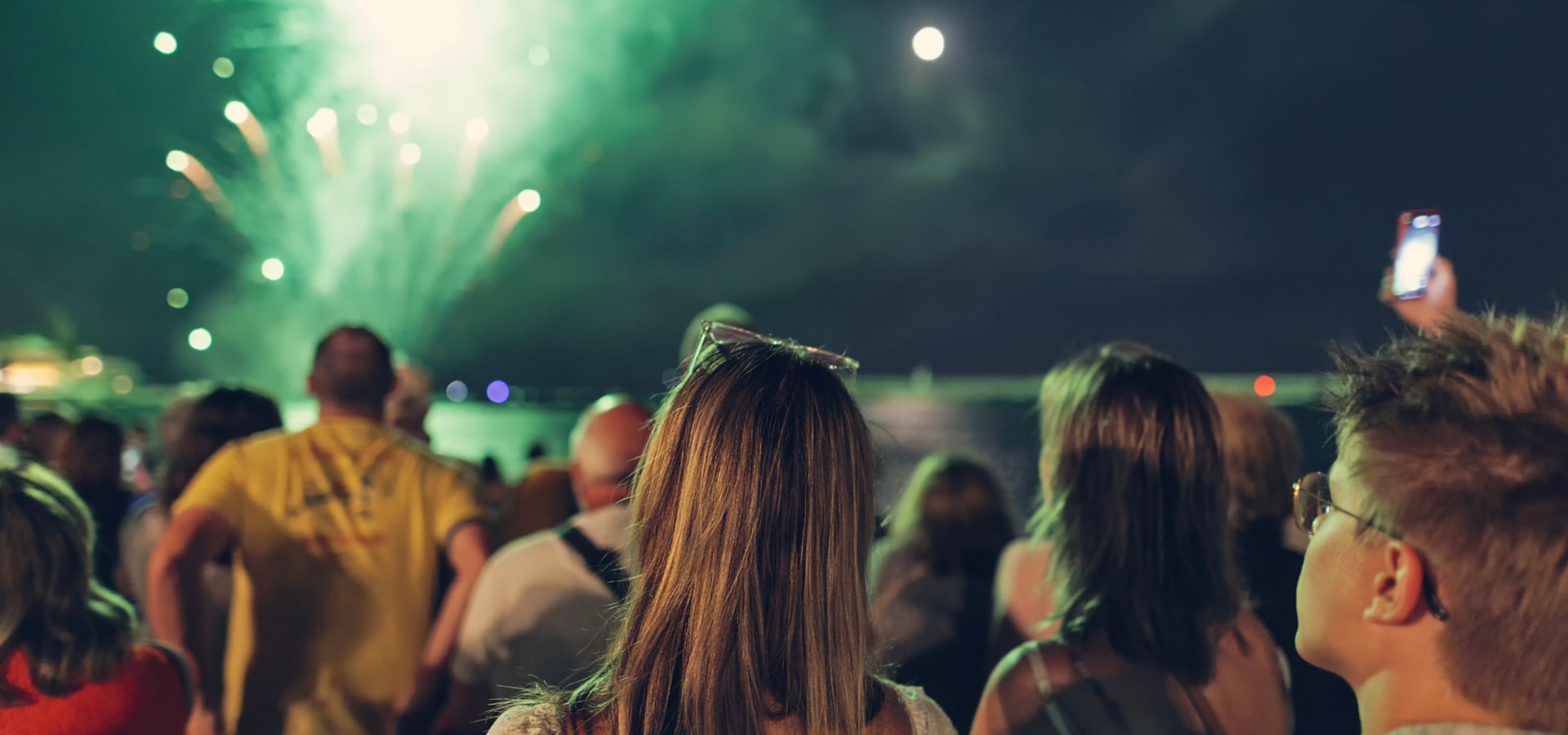 Guardare i fuochi d'artificio della festa patronale di san trifone