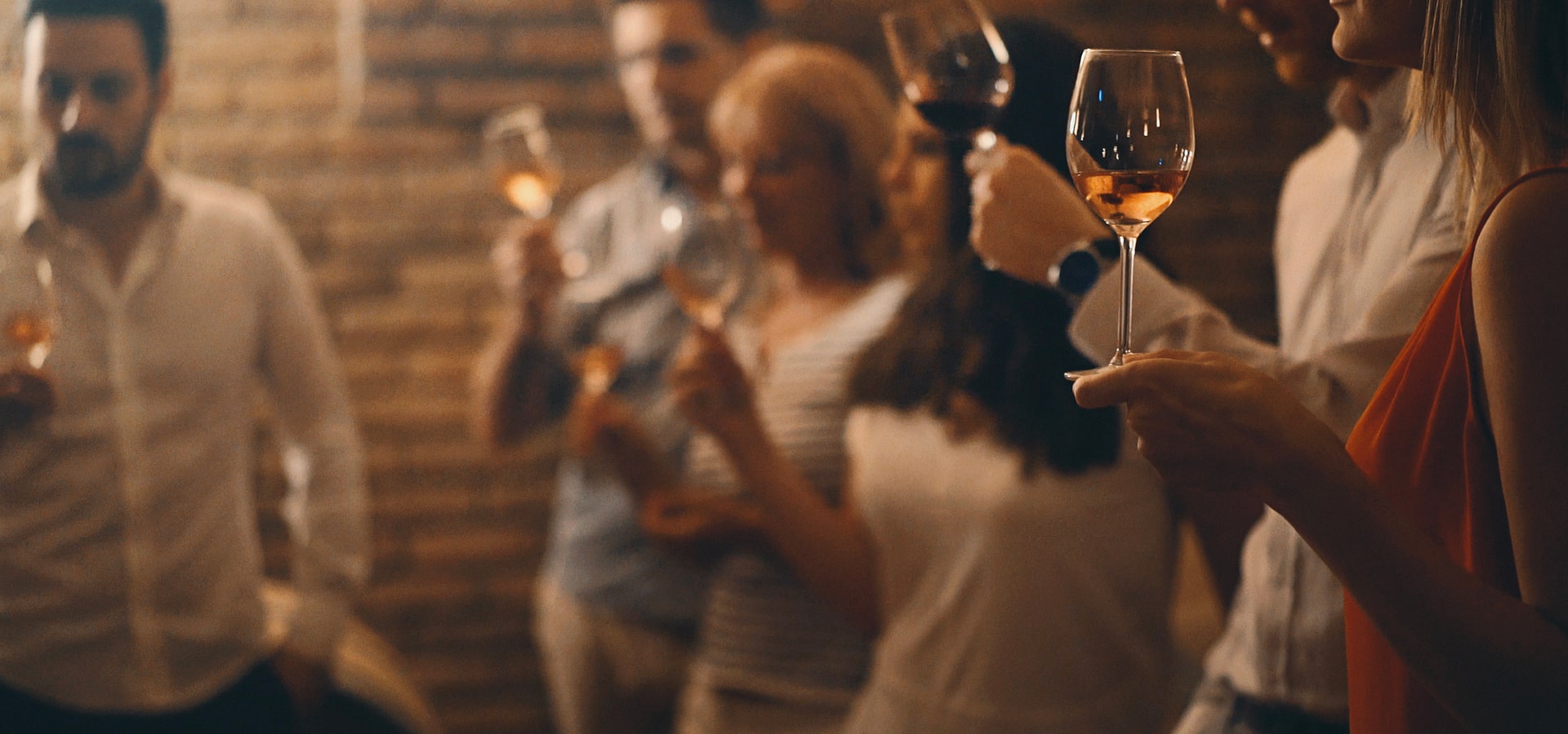 Persone che fanno degustazione di vino in cantina
