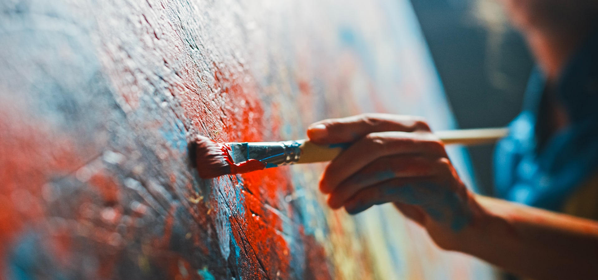 Persona che dipinge un quadro