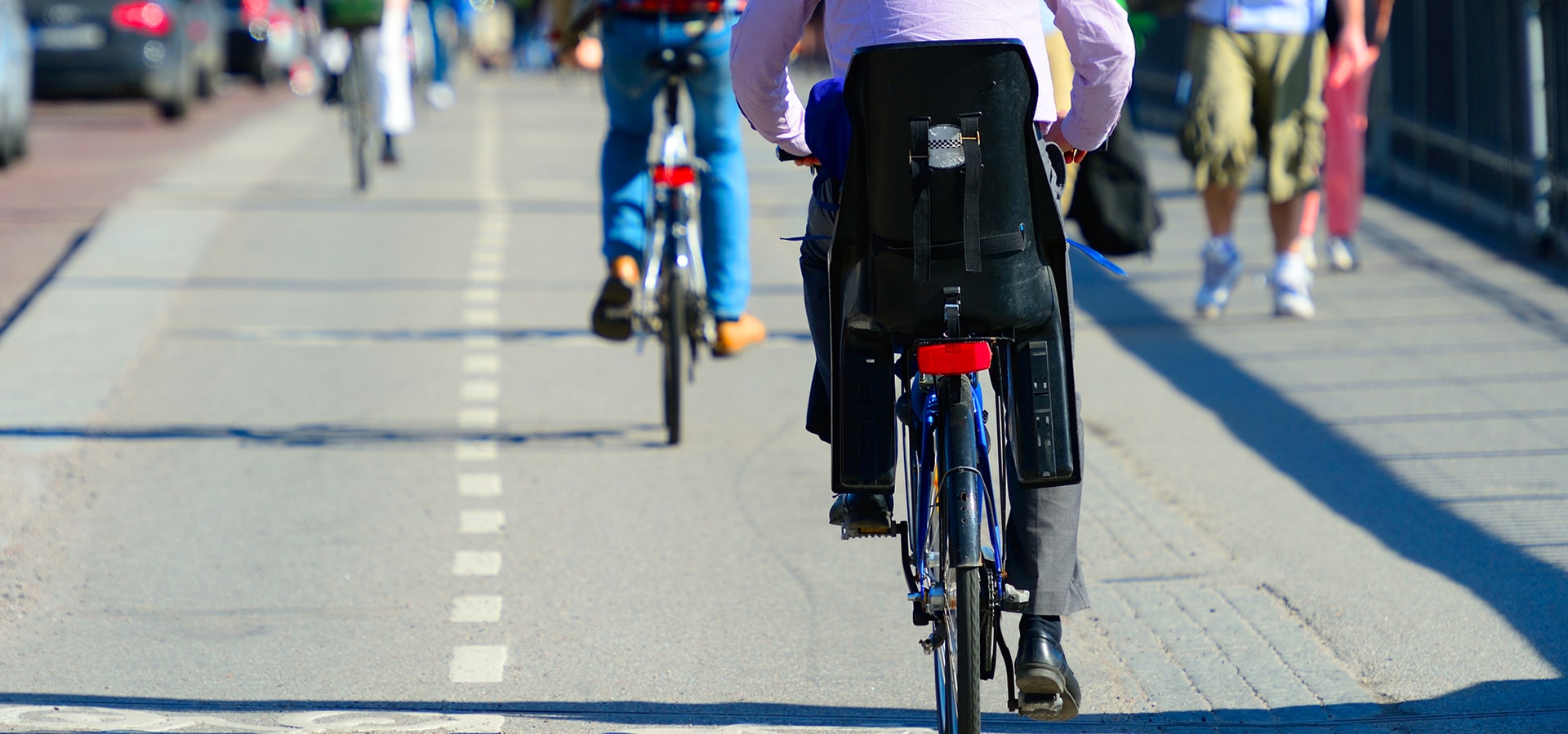 Persona che fa passeggiata in bici