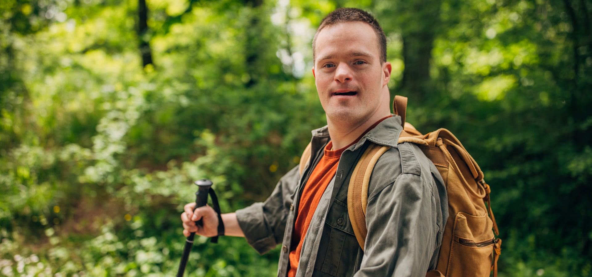 Ragazzo con disabilità che sta facendo trekking