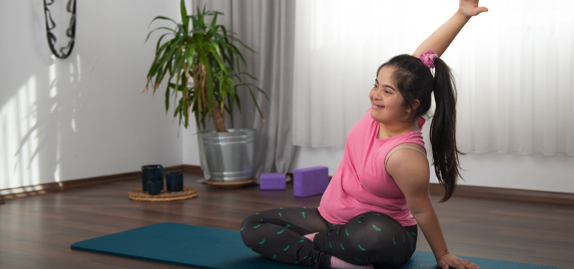 Ragazza con disabilità che fa yoga